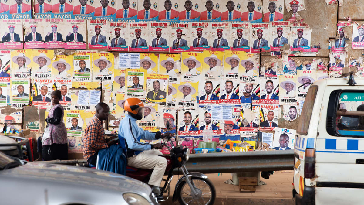 Bobi Winen vaalimainoksia on revitty alas monessa paikassa Kampalassa ja Musevenin vaalimainos laitettu tilalle. 