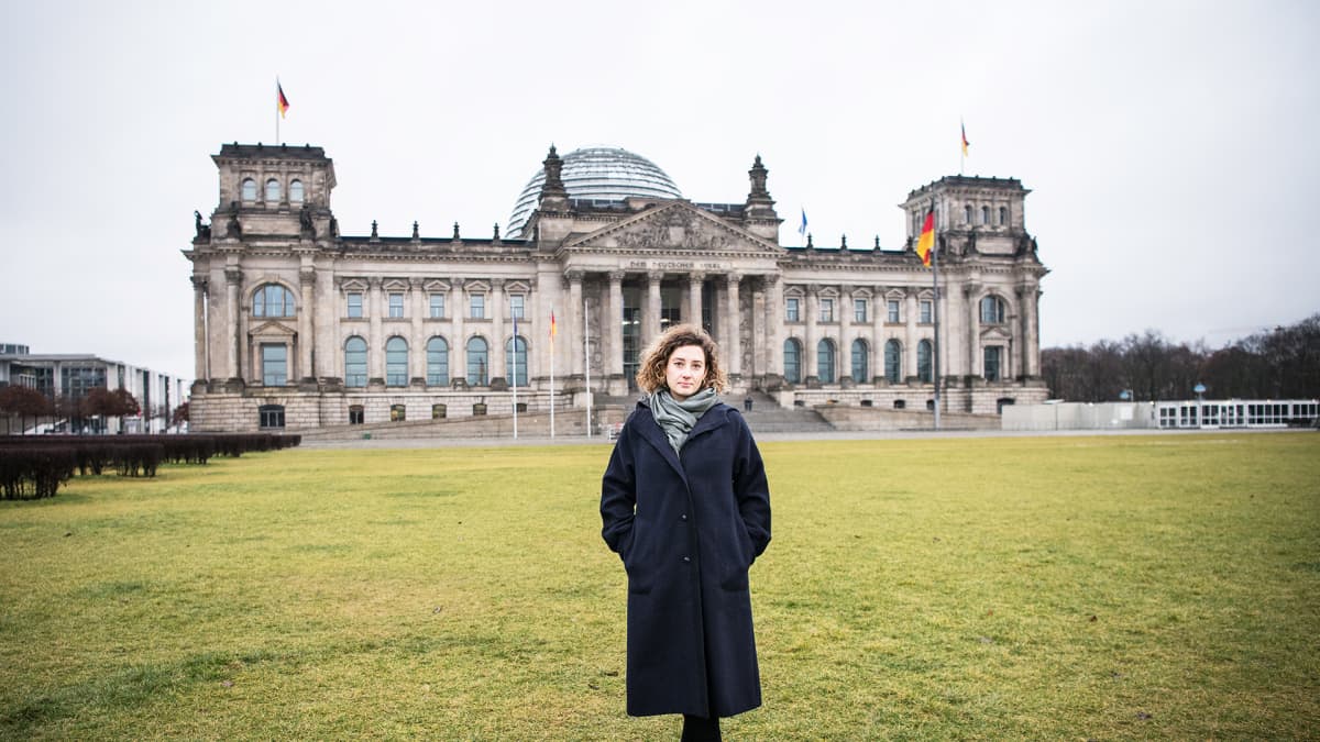 Afra Gloria Müller on berliiniläinen demokratia-aktivisti. Hänet kuvattiin Saksan parlamenttirakennuksen eli Reichstagin luona.