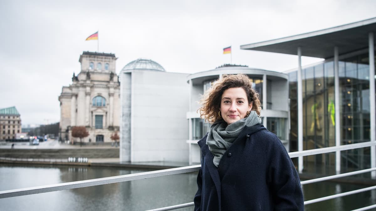 Afra Gloria Müller on berliiniläinen demokratia-aktivisti. Hänet kuvattiin Saksan parlamenttirakennuksen eli Reichstagin luona.