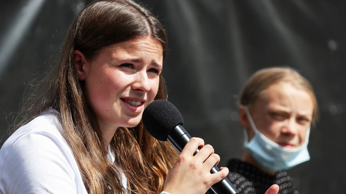 Luisa Neubauer ja Greta Thunberg lehdistötilaisuudessa liittokansleri Angela Merkelin tapaamisen yhteydessä elokuussa 2020