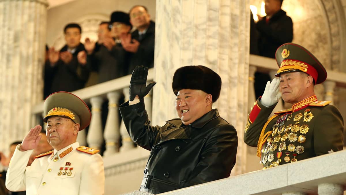 Pohjois-Korean johtaja Kim Jong Un tervehtii.