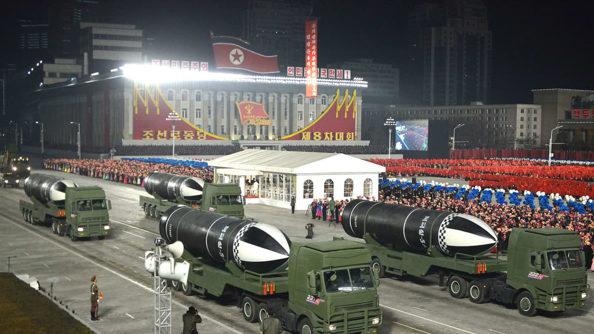Pohjois-Korea esitteli sotilasparaatissa uusia sukellusveneestä laukaistavia ohjuksia.