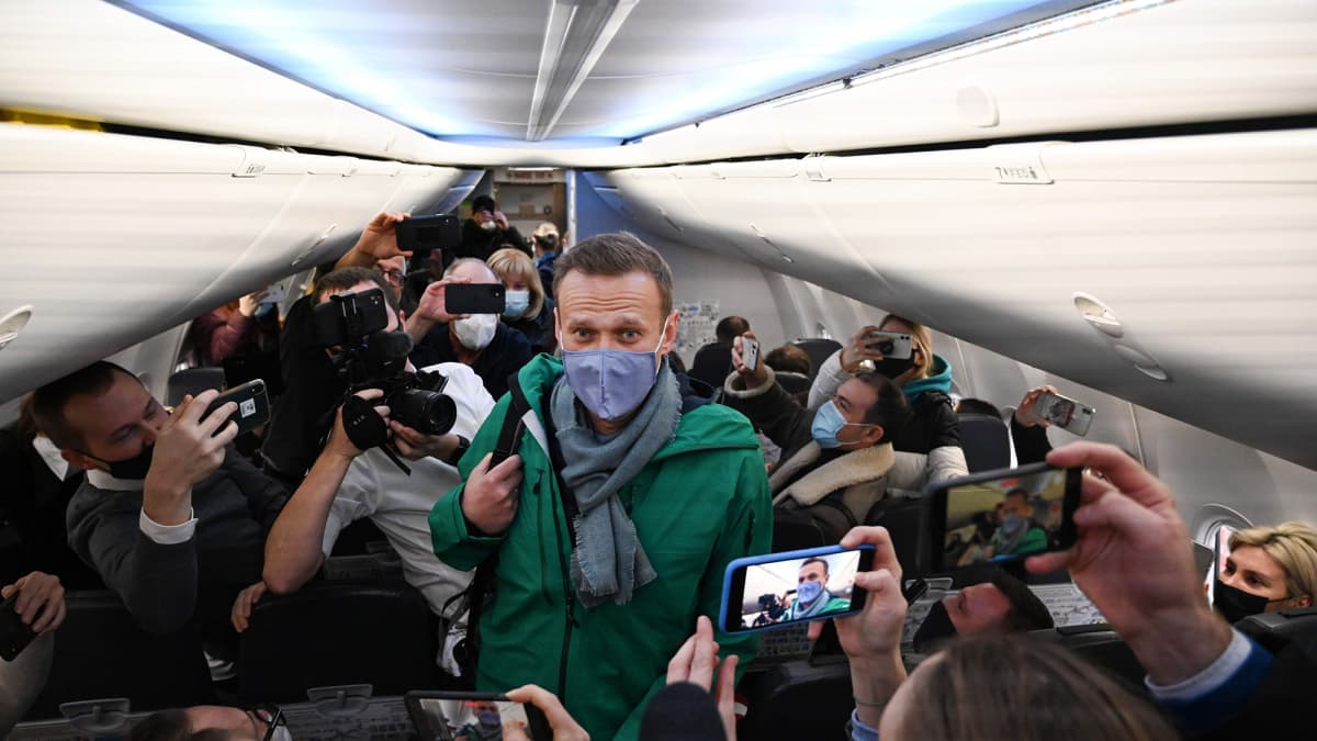 Aleksei Navalnyi median täyttämässä lentokoneessa.