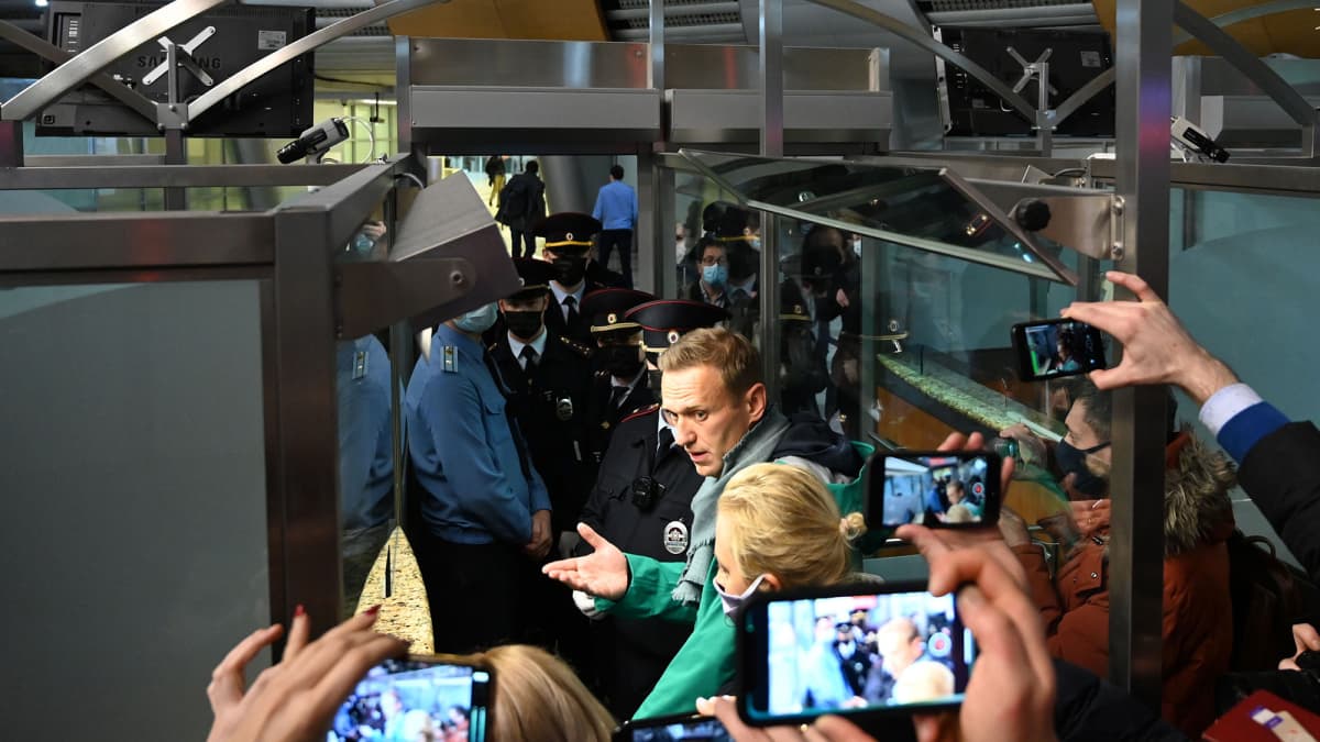 Venäläinen oppositiojohtaja Alexei Navalny passintarkastuksessa Moskovan lentokentällä.