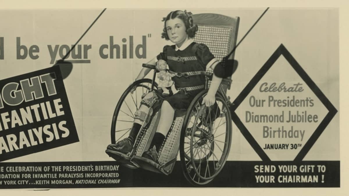 Mustavalkoinen juliste tytöstä pyörätuolissa. 