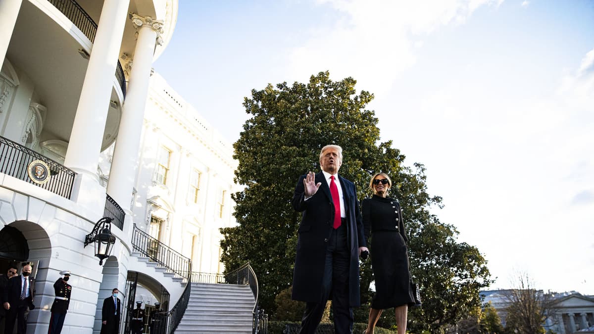 Donald Trump ja Melania Trump kävelevät Valkoisen talon pihalla.