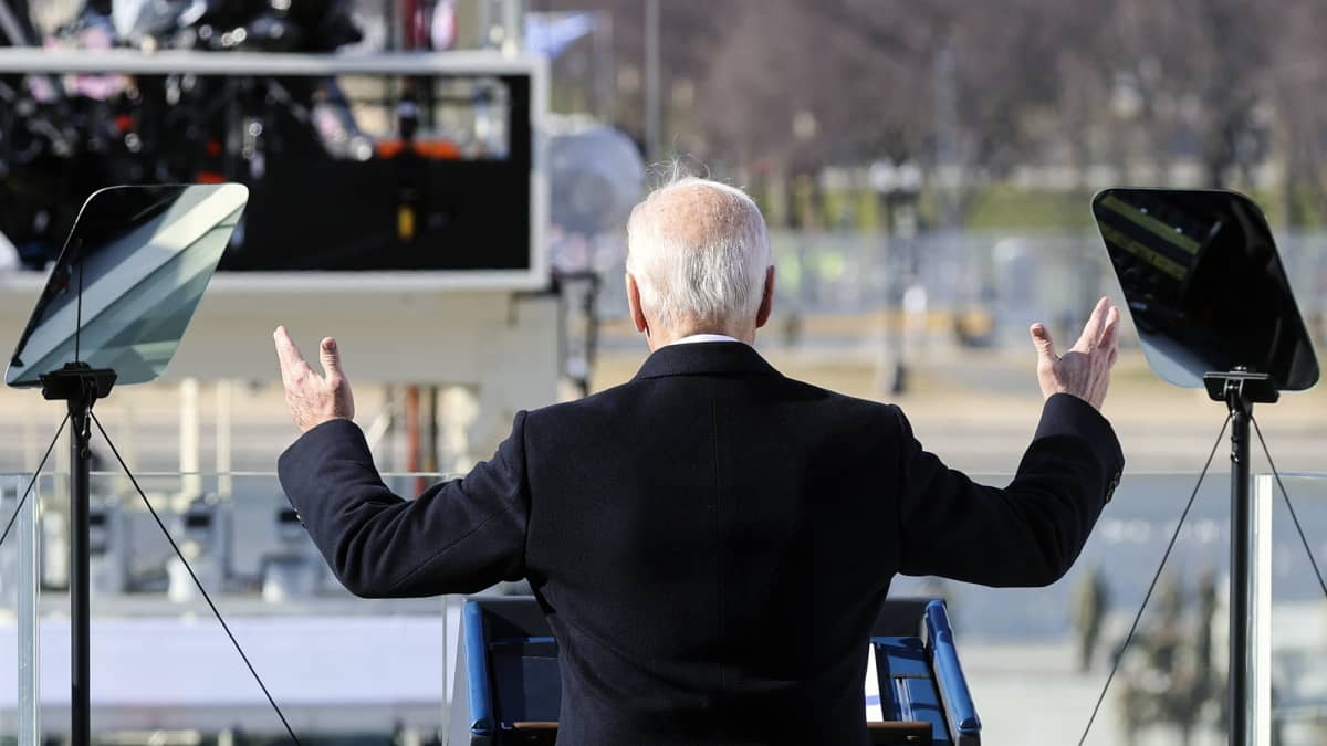 Joe Biden puhuu kädet levällään.