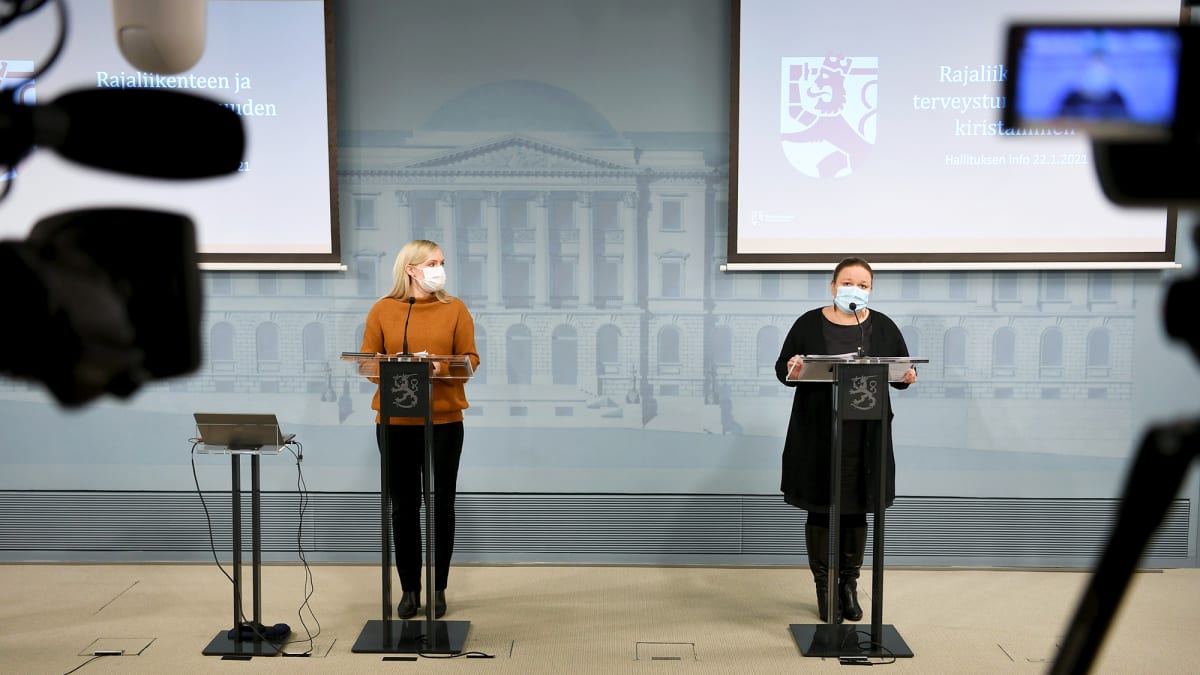 Maria Ohisalo ja Krista Kiuru hallituksen tiedotustilaisuudessa.