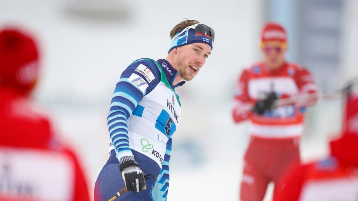 Joni Mäki hymyili leveästi ratkaistuaan kakkospaikan miesten viestissä Lahden maailmancupissa.