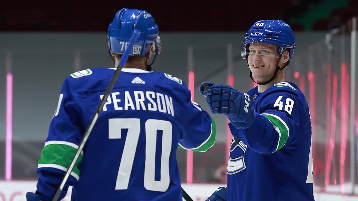 Tanner Pearson onnittelee Olli Juolevia.