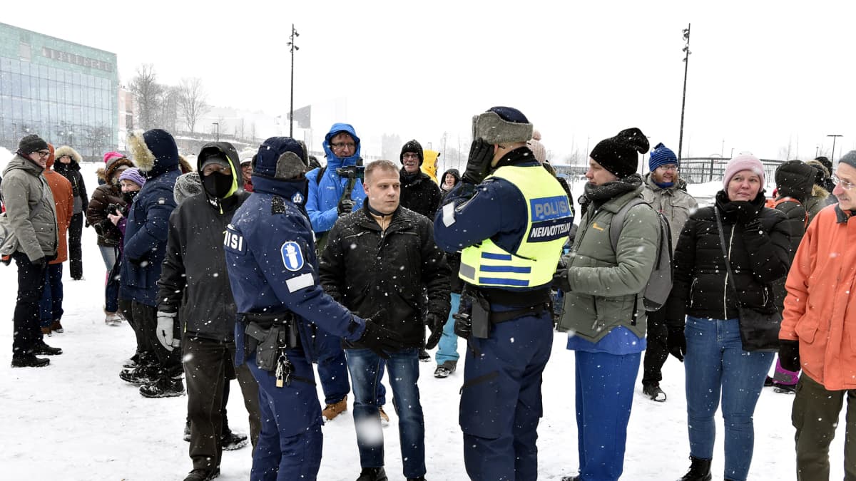 Poliisi jututti osallistujia suomalaisen sananvapauden puolesta järjestetyssä mielenosoituksessa Kansalaistorilla Helsingissä.