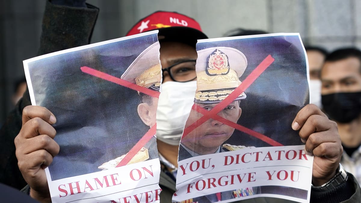 Japanissa asuva myanmarilainen osoittaa Tokiossa mieltään repimällä Min Aung Hlaingia esittävän kuvan.