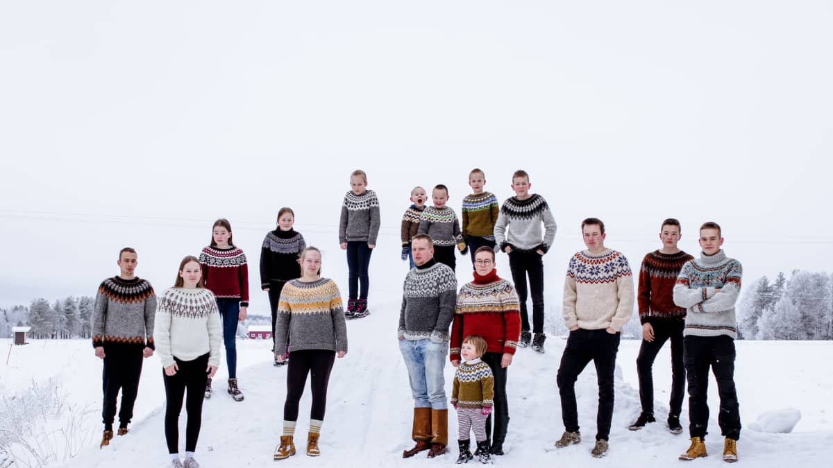Haapajärveläinen Kati Räisänen neuloi islantilaisvillapaidat koko perheelleen. Kuvassa koko perhe paidat päällä.