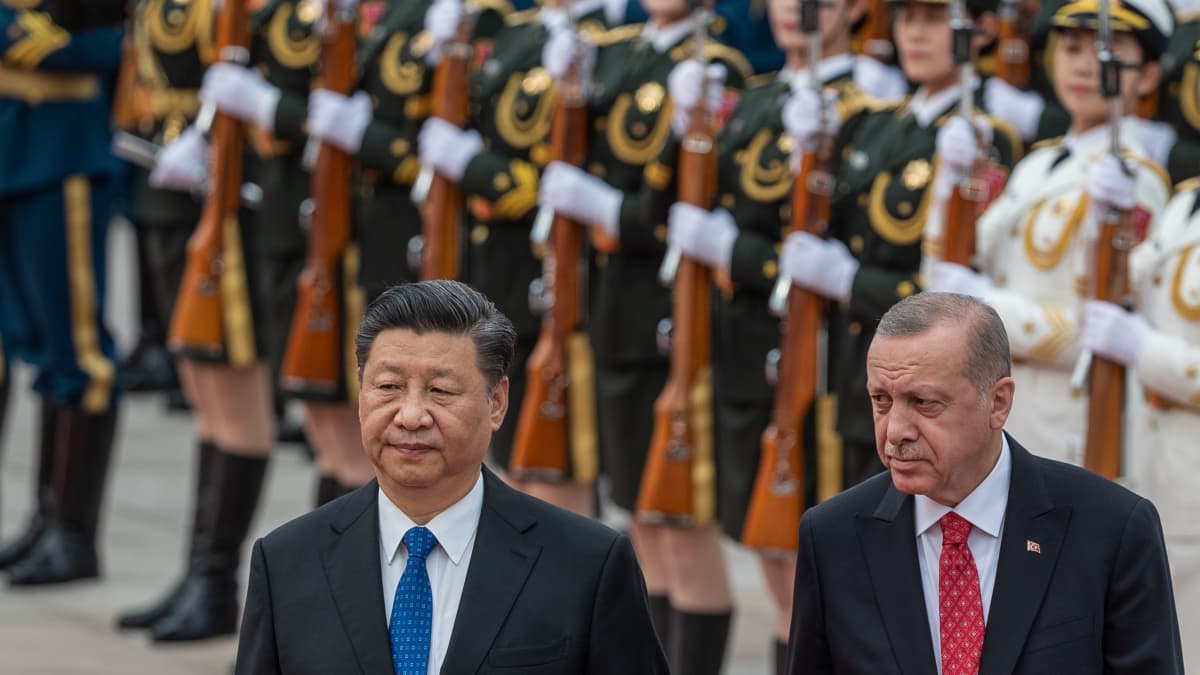 Turkin ja Kiinan presidentit Pekingissä tarkistamassa kunniakomppaniaa.