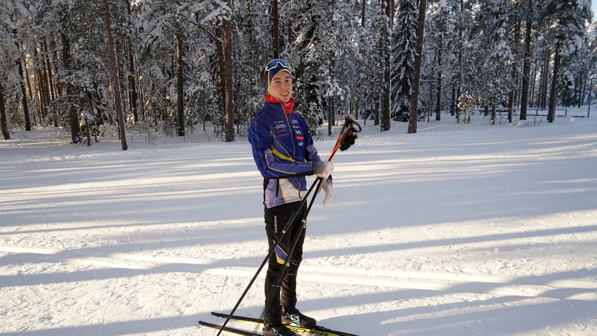 Jani Koponen hiihtämässä