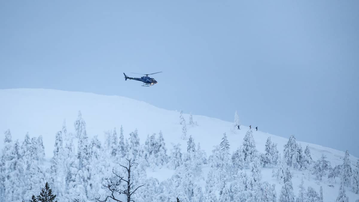 Helikopterin avulla etsitään vyöryaluetta Kesänkitunturissa.