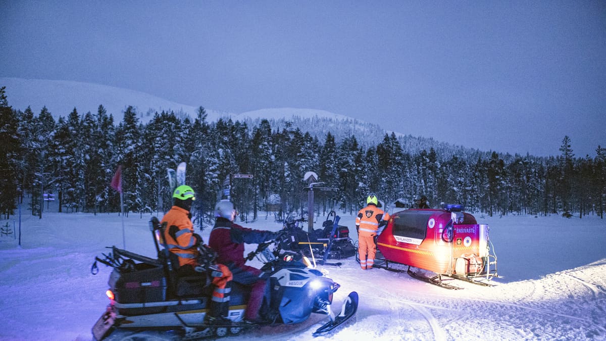 Pelastuslaitos seuraamassa tilannetta Kesängin Keitaan erämaakahvilan tuntumassa.