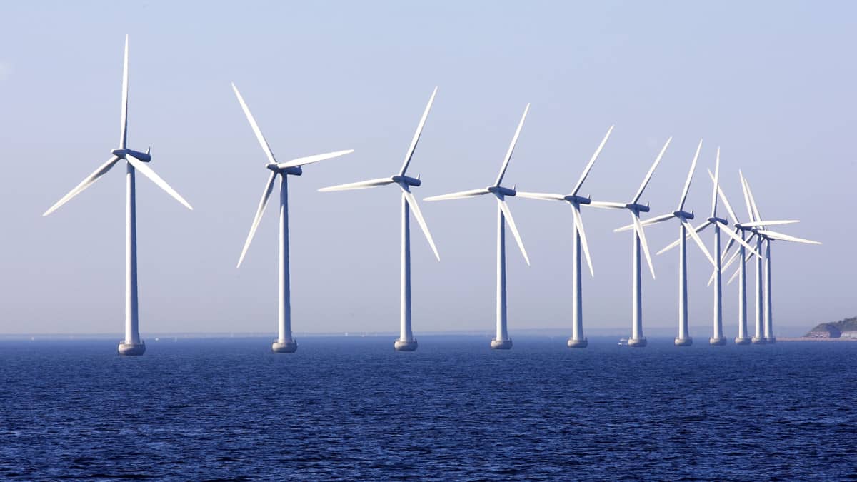 Tuulivoimapuisto Tanskan rannikon edustalla.