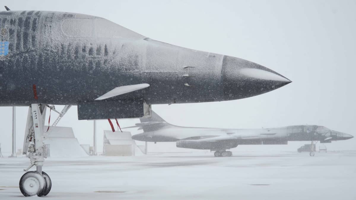 Kaksi B-1 pommittajaa lumen peitossa.