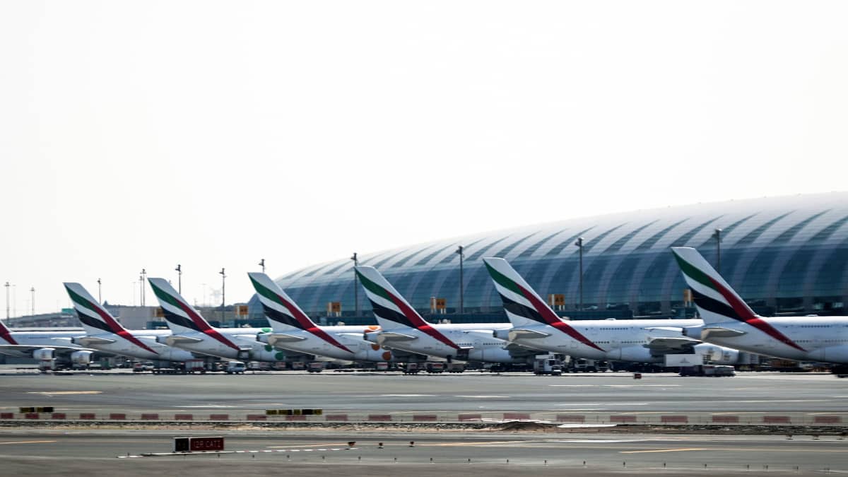 Emirates Airlinesin Airbus A380- koneita parkissa Dubaissa.