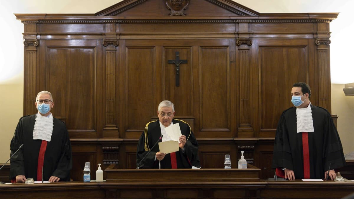 Kolme tuomaria seisoo, yksi lukee tuomiota.