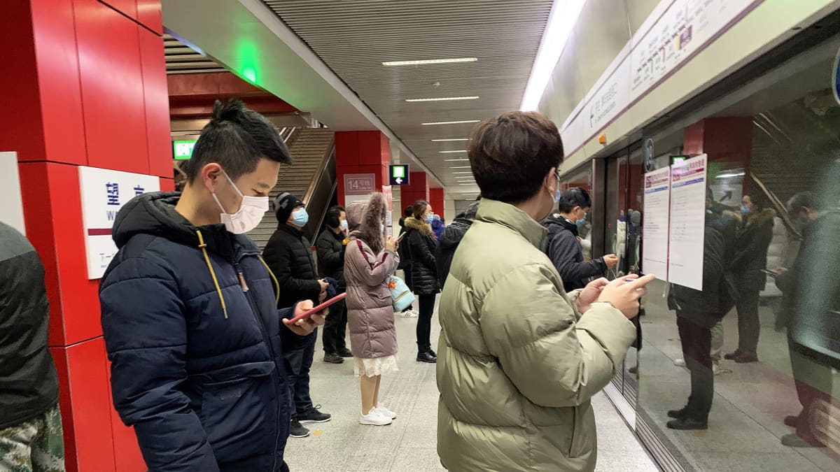 Ihmisiä metroasemalla.