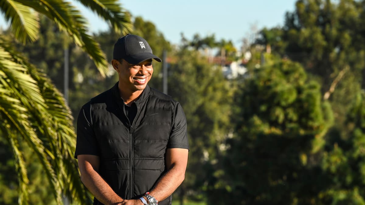 Tiger Woods hymyilee leveästi.
