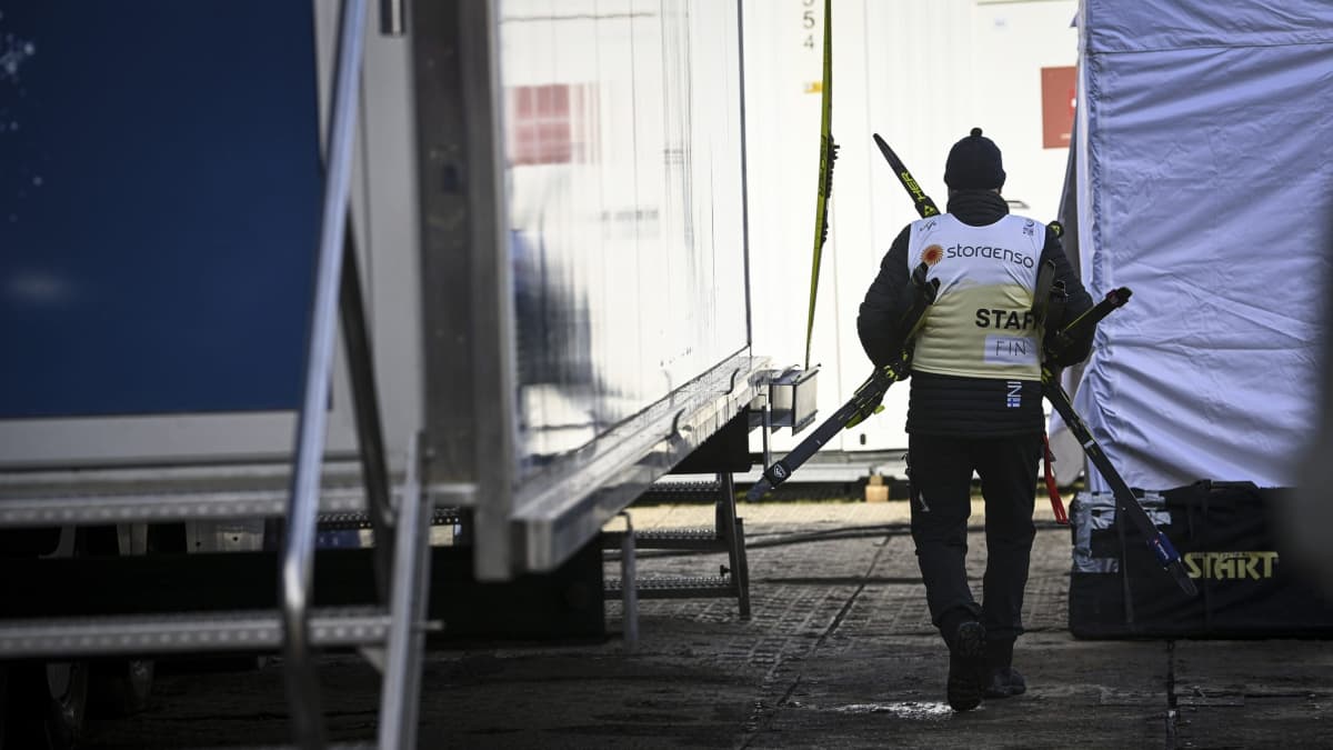 Huoltojoukkoja Suomen maastohiihtojoukkueen huoltorekalla Saksan Oberstdorfissa
