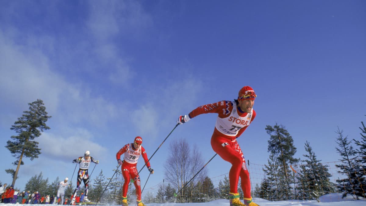 Vegard Ulvang (numero 77) sijoittui viidenneksi 50 kilometrin vapaan hiihtotavan MM-kisassa Falunissa 1993. 