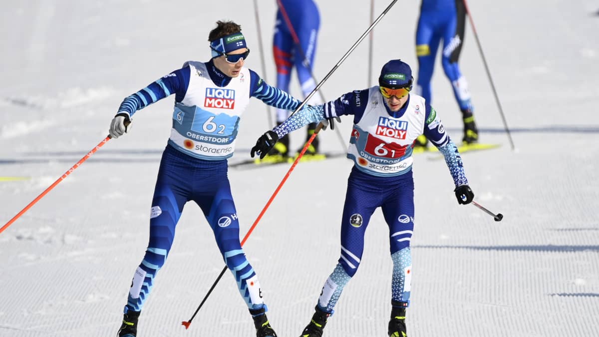 Eero Hirvonen ja Ilkka Herola vaihtavat parikilpailussa.