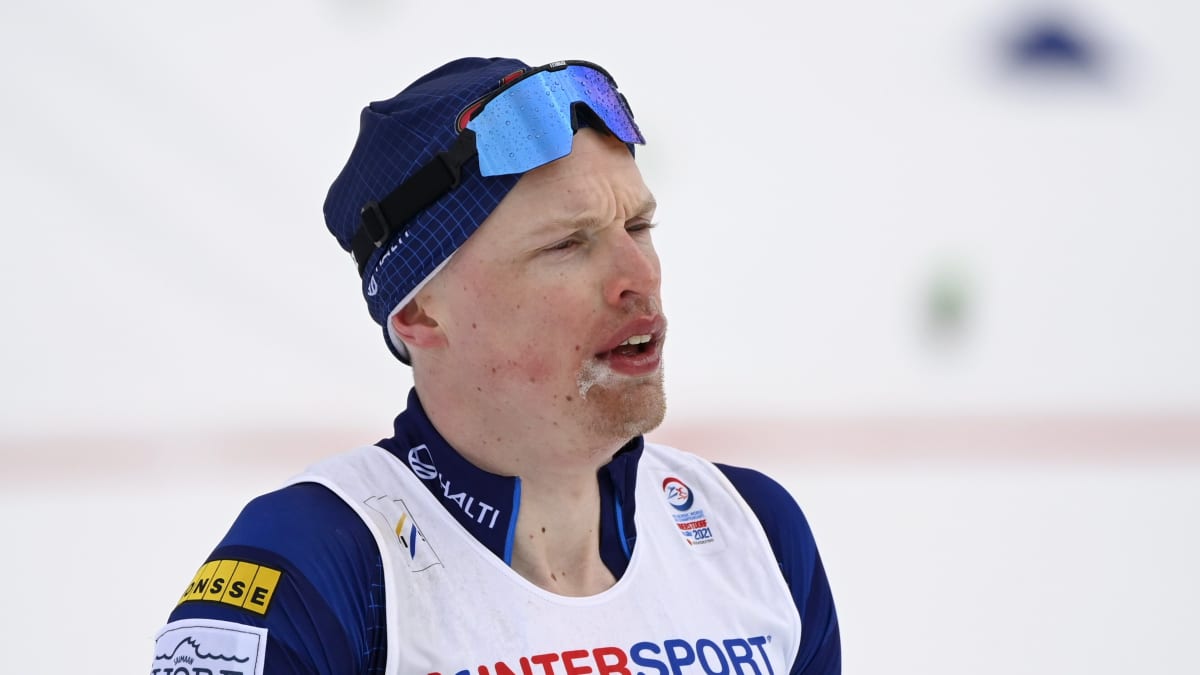 Iivo Niskanen pettyneen näköisenä maalissa 50 kilometrin perinteisen jälkeen Oberstdorfin MM-kisoissa.