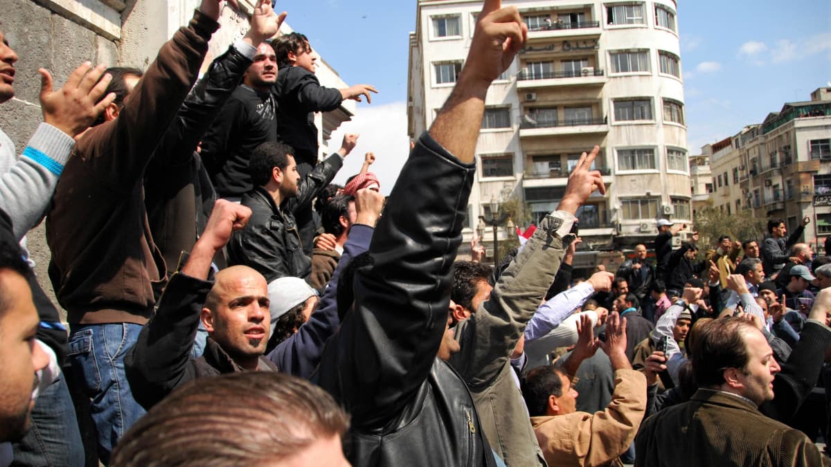 Mielenosoittajia Damaskoksen keskustassa.
