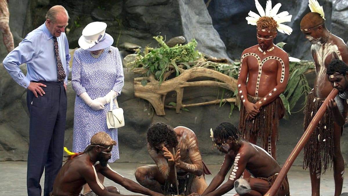 Kuninkaalliset vierailivat Australiassa Tjapukain kulttuurikeskuksessa.