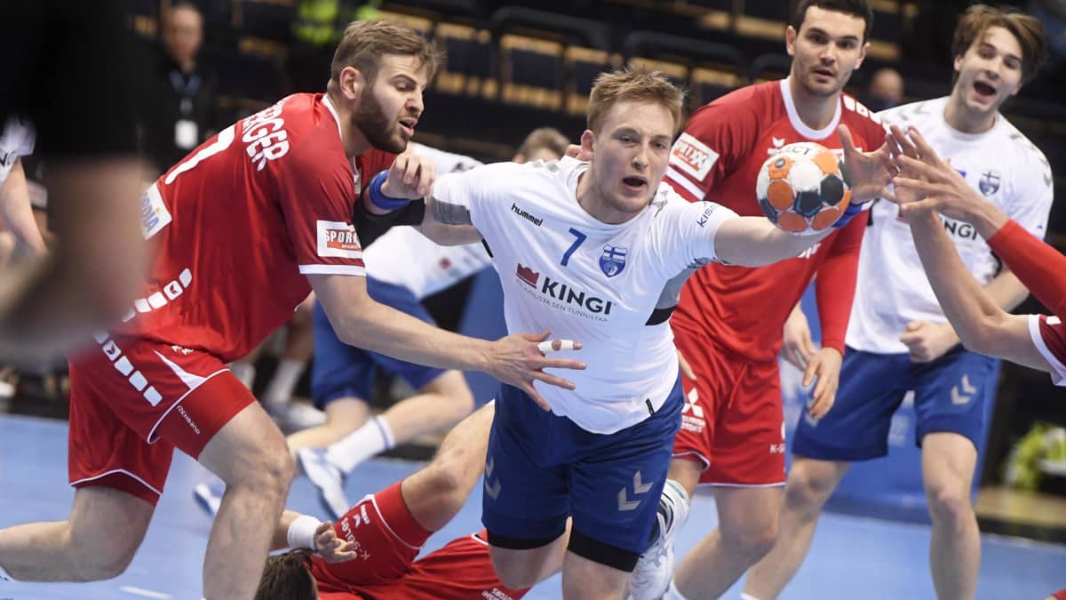 Suomen Fredrik Forss (7) ja Robin Granlund Sveitsin puolustuksen keskellä. Sveitsin maalia varjelevat Samuel Röthlisberger (vas), Cedrie Tynowski (lattiassa) ja Michal Svajlen (8).