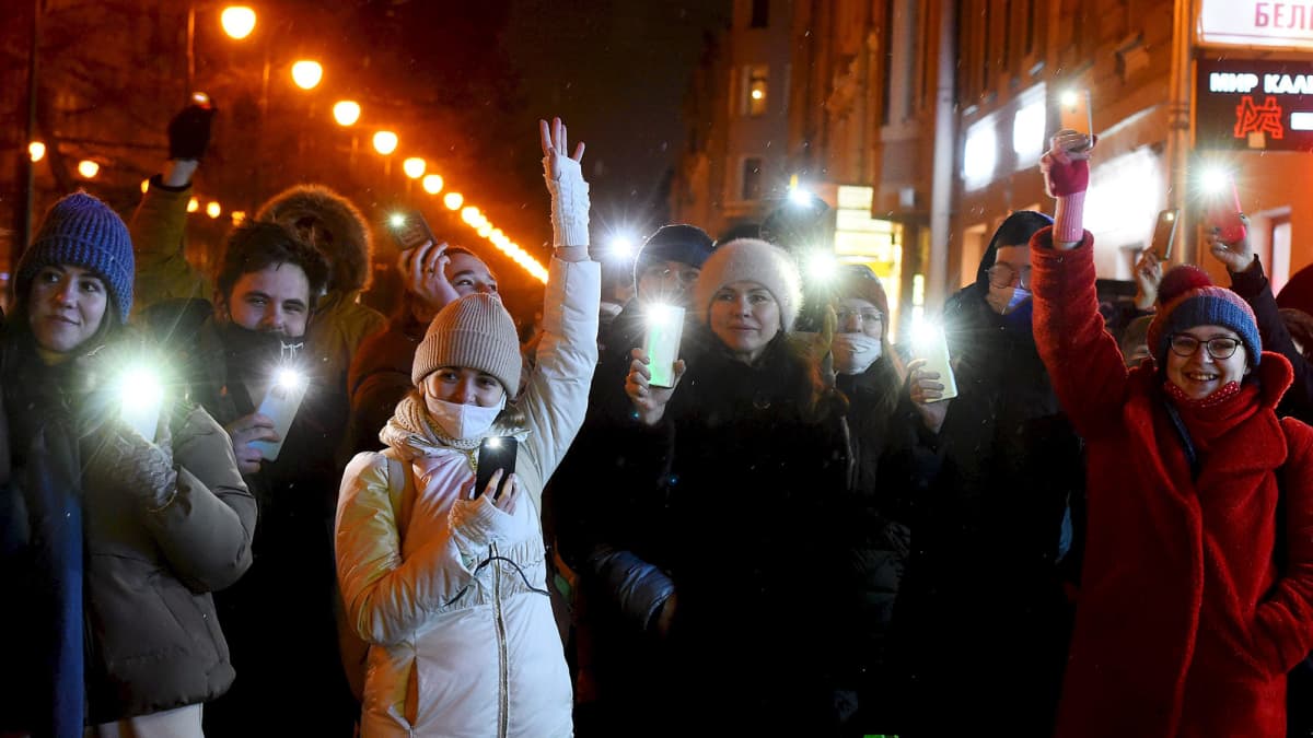 Ihmisjoukko älypuhelimien salamat päällä Pietarissa.