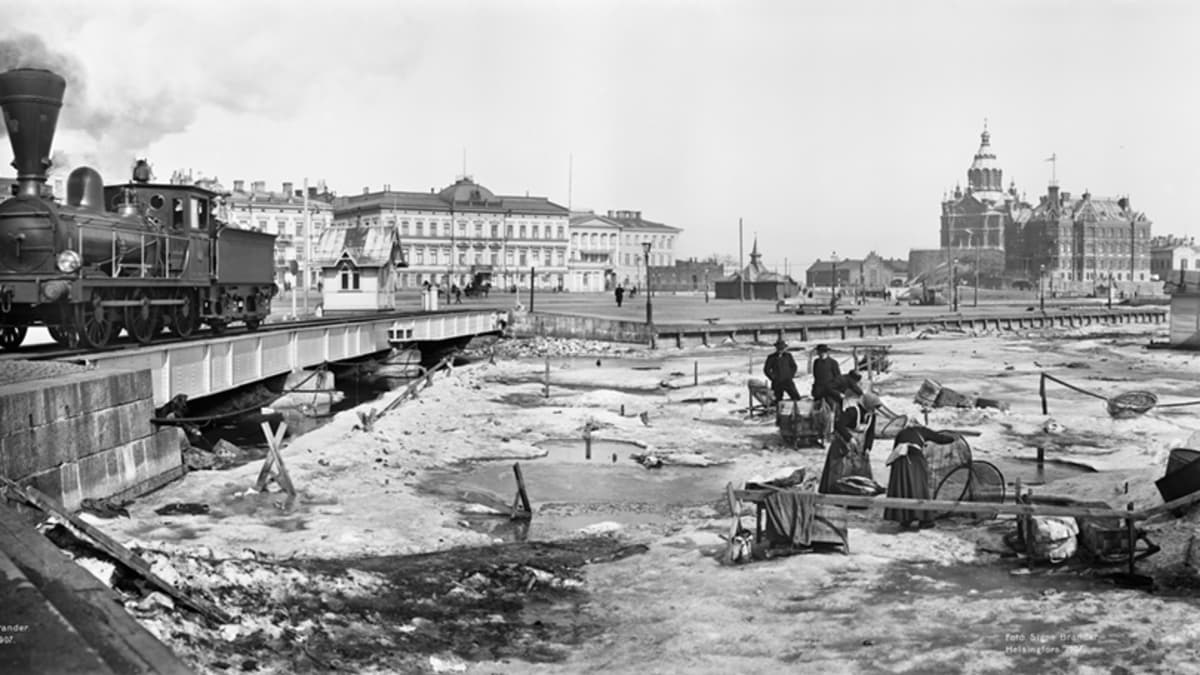 Helsingin satama, höyryveturi ja ihmisiä jäällä v.1907.
