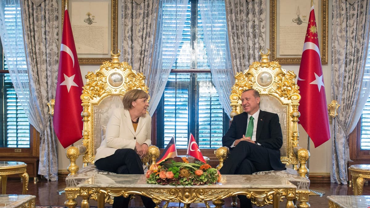 Merkel ja Erdogan istuvat hienoissa  osmaniaikaisissa tuoleissa Istanbulissa.