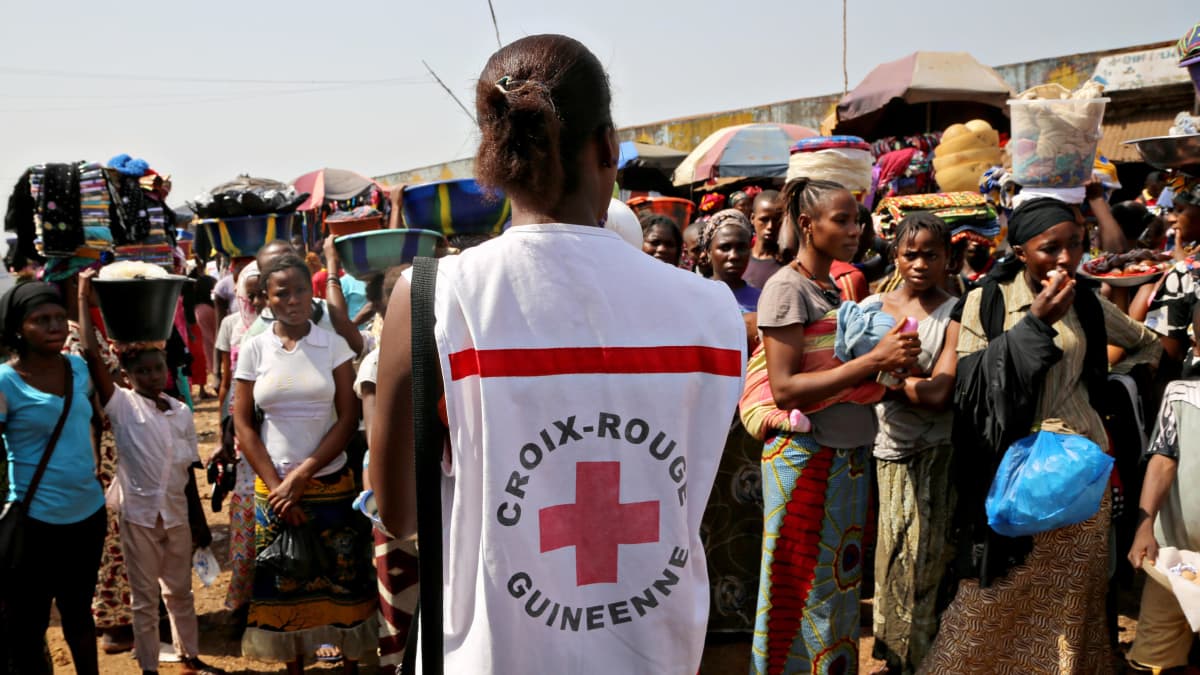 Guinean Punaisen Ristin vapaaehtoiset levittivät tietoa ebolasta Matoton torilla Guinean pääkaupungissa Conakryssa huhtikuussa 2014.