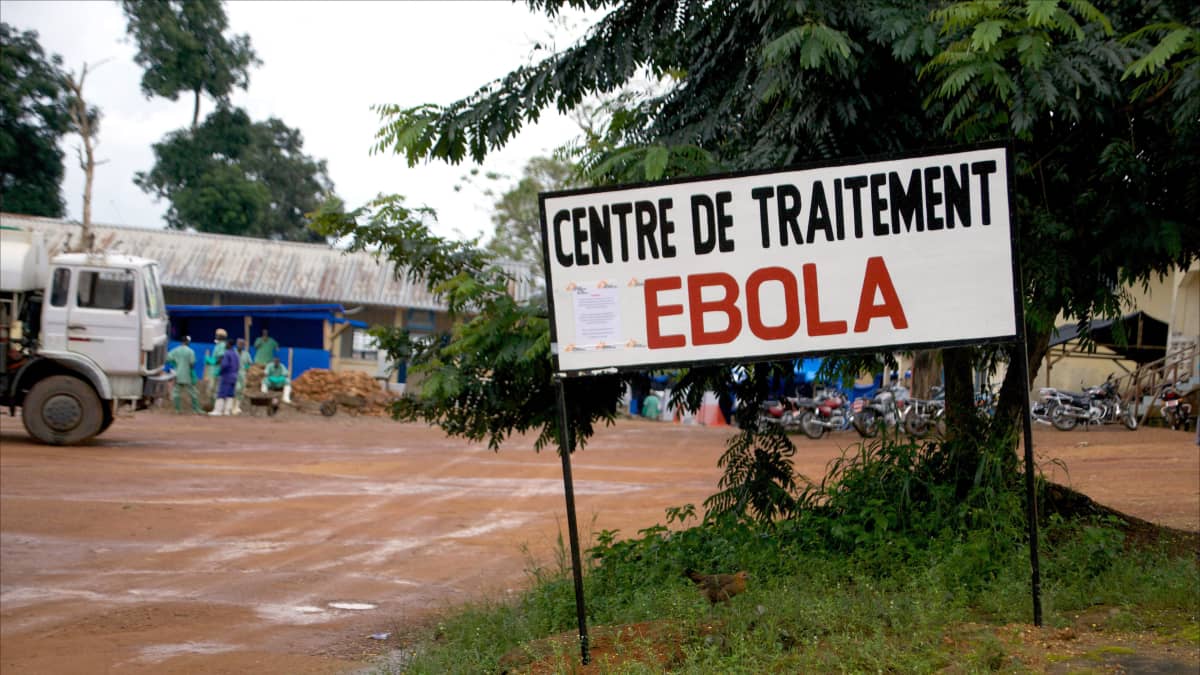 Kyltti ebolahoitokeskuksen edessä Guéckédoussa, Guineassa vuonna 2014. 