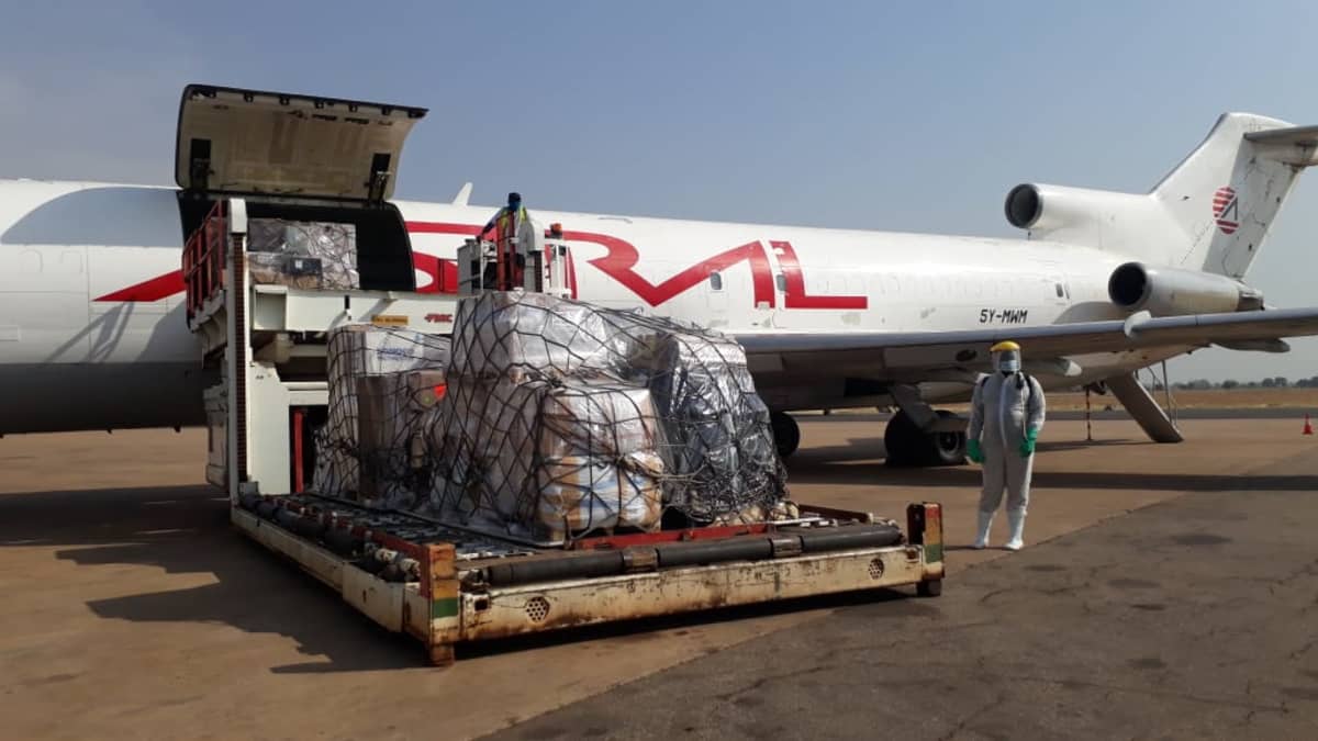 Lentokoneesta puretaan koronvirusrokotteita lentokentällä, Etelä-Sudanissa.