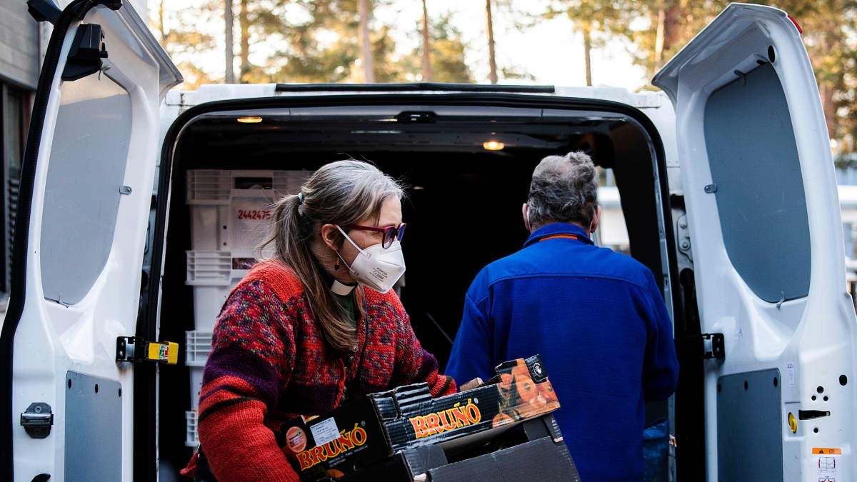 Espoonlahden seurakunta jakoi ruoka-apua maanantaiaamuna 22. maaliskuuta. 