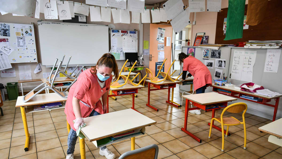 Koulua siivotaan Ranskassa keväällä 2020.