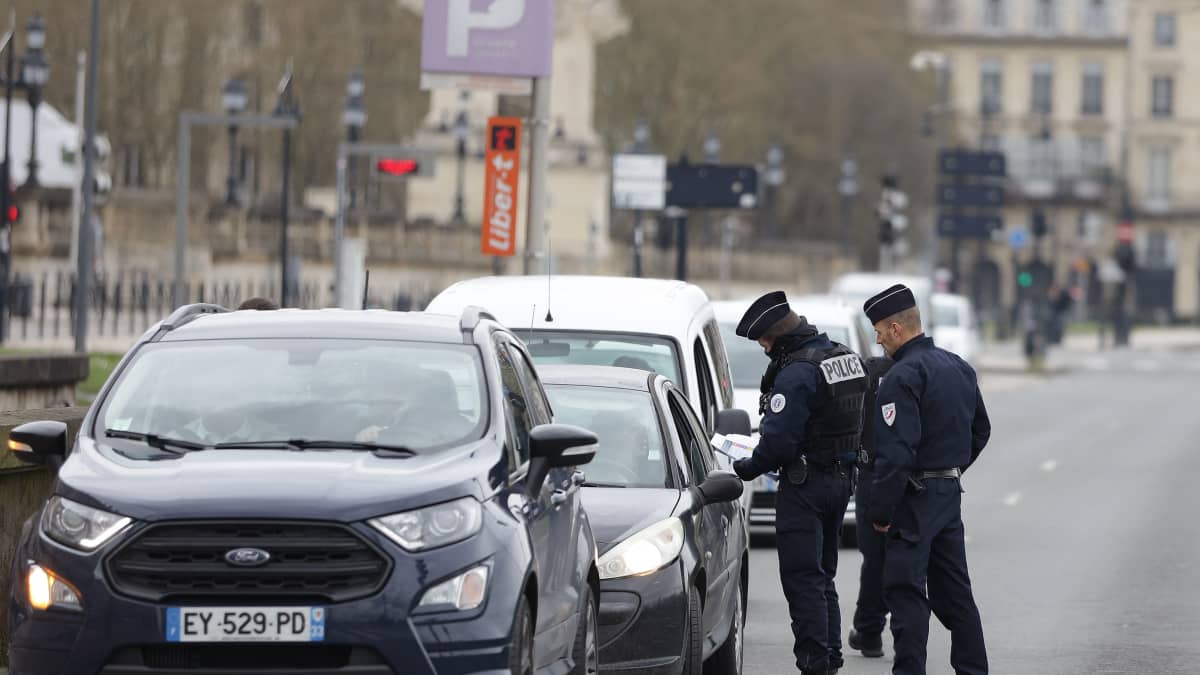 Ranskalaiset poliisit tarkastaa autolijoilta ulkonaliikkumiseen tarvittavaa todistusta Bordeauxissa, Ranskassa.