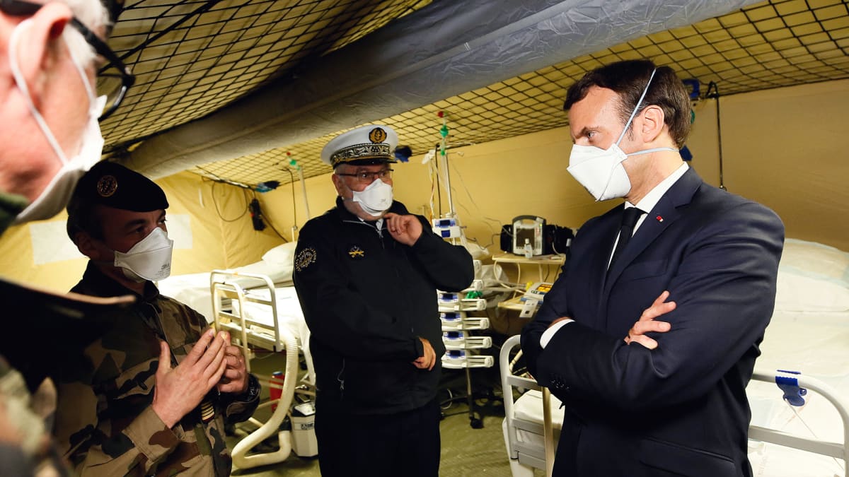 Ranskan presidentti Emmanuel Macron tutustumassa armeijan kenttäsairaalaan.