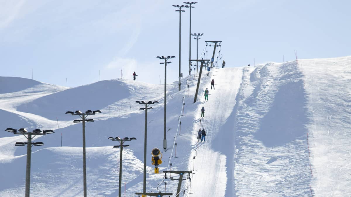 Pohjoisen Suomen hiihtokeskusten kävijämäärät ovat pääsiäisen aikaan jopa  koronaa edeltävää aikaa suuremmat