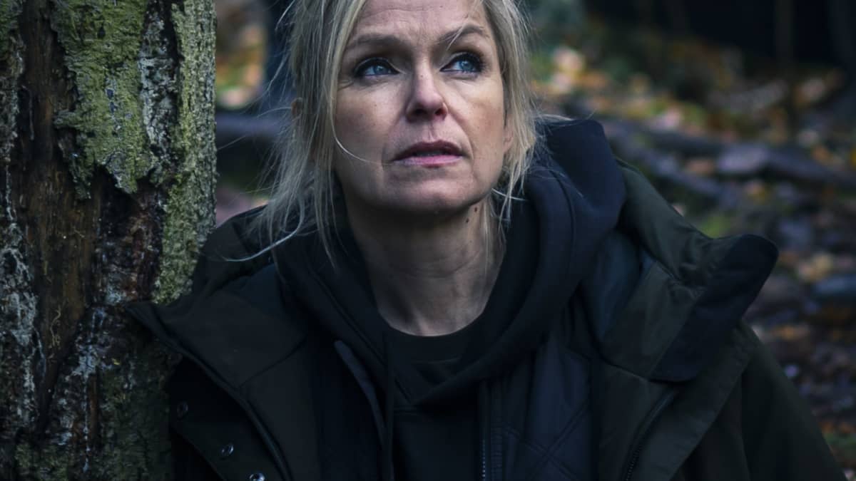 Anu Sinisalo elokuvassa Sorjonen: Muraalimurhat. Elokuvan tuottaa Fisher King ja sen levityksestä vastaa Aurora Studios.