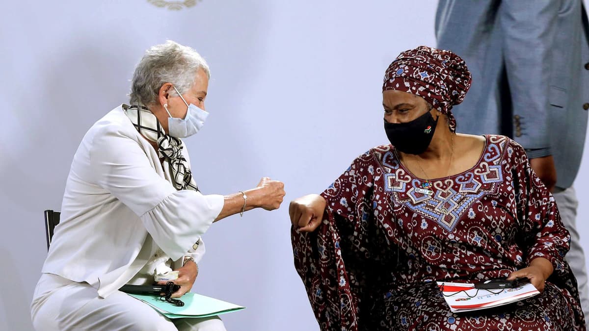 Mexikon sisäministeri Olga Sanchez Cordero ja YK:n naisjärjestön johtaja Phumzile Mlambo-Ngcuka tervehtivät nyrkein.