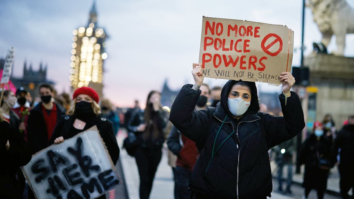 Mielenosoittajat kantavat kylttejä Lontoossa.