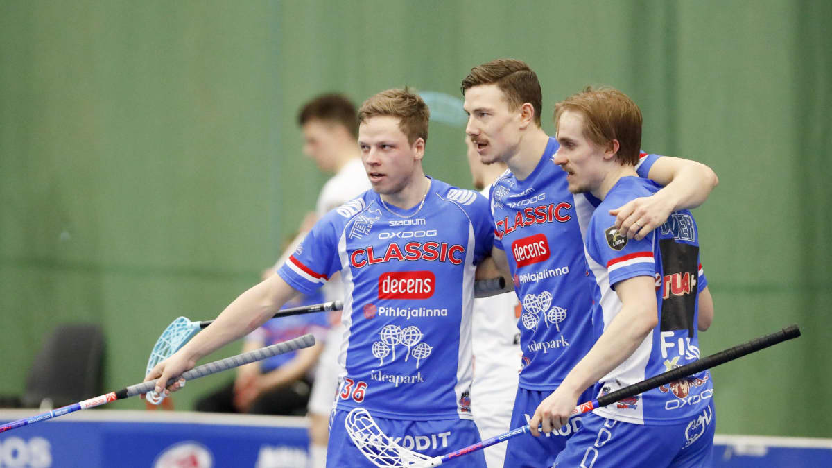 Classicin Ville Lastikka (vas.), Eemeli Salin ja Sami Johansson juhlivat Salinin 3-0-maalia 