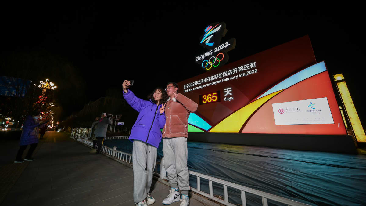 Ihmisiä poseeraa lähtölaskentakellon edessä helmikuussa Zhangjiakou, Hebei Province of China.